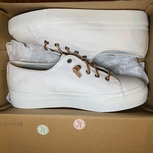 Women’s 9.5 White Memory Foam Sperrys